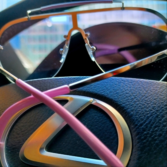 Aviator sunglasses with metal star accents - Picture 3 of 4